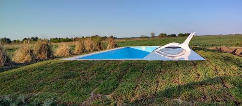圣安东尼奥德阿雷科Cabaña Rural El Encuentro的田野中间的游泳池