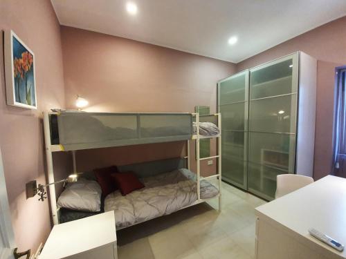 斯利马Seven的小房间设有一张双层床和淋浴
