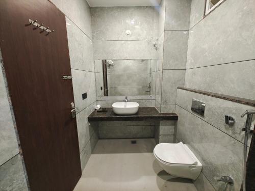 SatnaRadha Residency的一间带卫生间和水槽的浴室