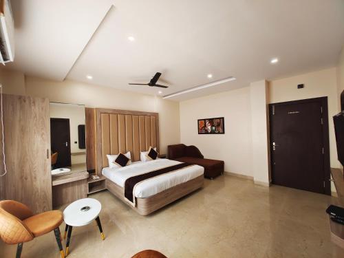 SatnaRadha Residency的酒店客房,配有床和沙发