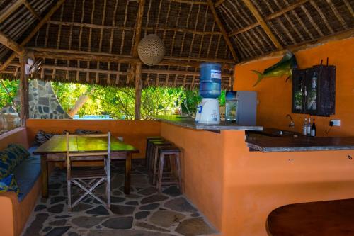 ShimoniFirefly Eco Retreat的厨房配有柜台、桌子和桌子。