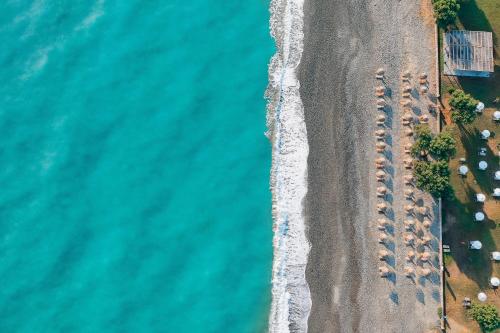 科林瓦里奥Giannoulis – Cavo Spada Luxury Sports & Leisure Resort & Spa的一组停泊的汽车享有海滩的空中景致