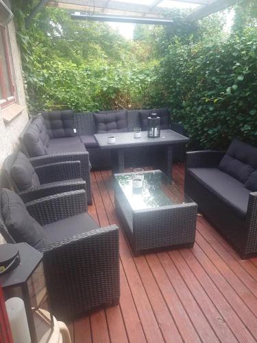 瓦埃勒Byhus Vejle的庭院配有柳条家具和桌椅