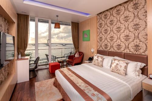 马累Summer Beach Maldives的酒店客房设有一张床和一个阳台。