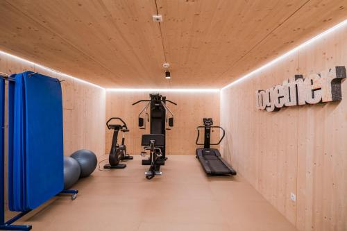 圣洛伦佐-迪塞巴托Rooms Kronblick的一间健身房,里面配有几台跑步机