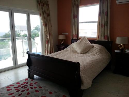 圣菲利普马里索尔别墅的一间卧室设有一张大床和一个窗户。