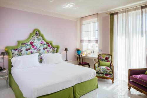 圣安格塔苏德格尔夫顿阿尔丰索1890精品酒店的一间卧室配有一张大床和一把椅子