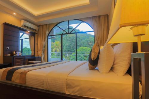 库鲁内格勒康提河段酒店的一间卧室设有一张大床和大窗户