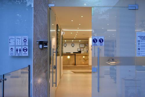圣玛尔塔里维埃拉酒店的通往大堂的玻璃门,设有走廊
