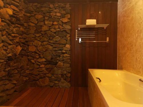Honeymoon Sunset Seaview Suite (Water Chalet)的一间浴室