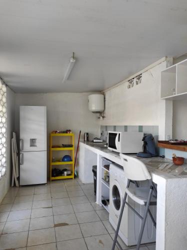 卡宴Tikoté Chwit point 0的厨房配有冰箱和洗衣机。