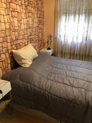 布宜诺斯艾利斯King & Queen的一间卧室设有一张床和砖墙