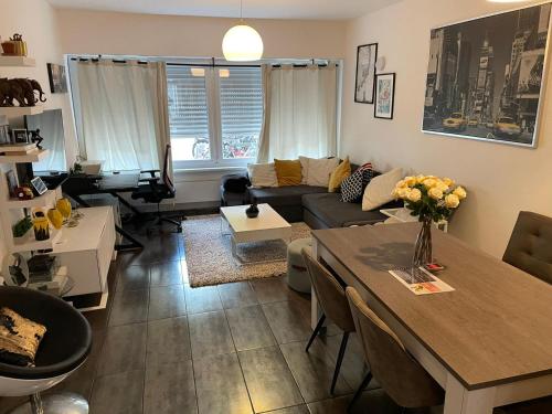 Modern apartment with garden in Antwerp, 15min from City center的休息区