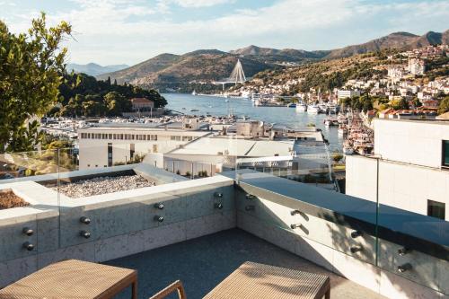 杜布罗夫尼克City Hotel Dubrovnik的从建筑屋顶上俯瞰海港的景色