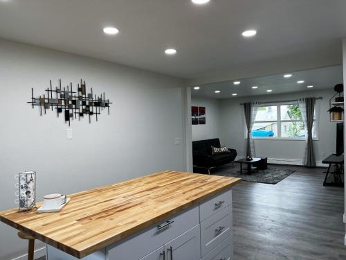 安克雷奇Anchorage midtown apartment- Wyoming 1的一个带木制台面的厨房和一间客厅