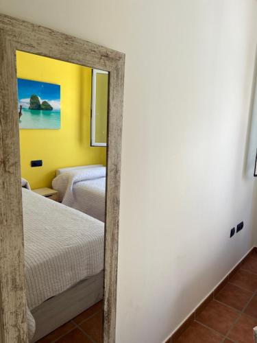 拉伊斯莱塔德尔摩洛Isleta 5的配有2张床的客房内的镜子