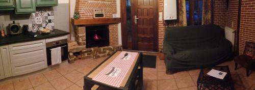 YervilleEscapade Normande SPA的厨房配有桌椅和壁炉。