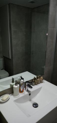 皮里亚波利斯Unica的一间带水槽和镜子的浴室