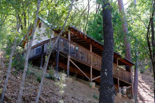 米德派恩斯优胜美地布格乡村避暑山庄酒店的木头上的木头小屋,设有楼梯