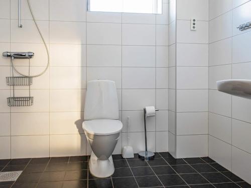 洛夫斯达伦Apartment LOFSDALEN V的浴室配有白色卫生间和淋浴。