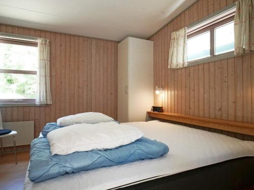 内克瑟Holiday home Nexø XLII的一间卧室设有两张床和两个窗户。