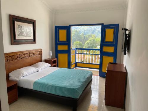 萨兰托Hospedaje Camino Real a 150 MTS del centro的一间卧室设有一张床,另一扇门设有阳台