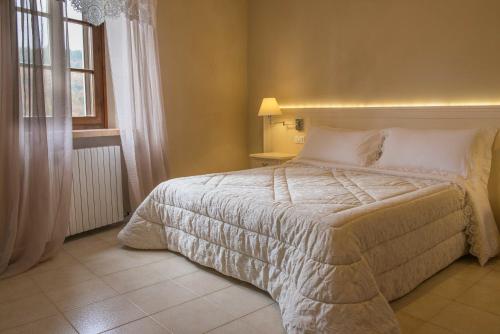 Castion VeroneseCasale Al Solivo B&B的一间卧室设有一张大床和一个窗户。