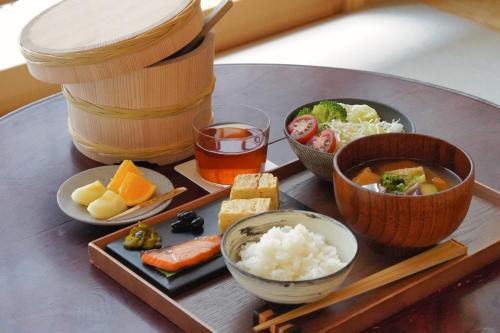 东京cyashitsu ryokan asakusa的桌上放着一碗食物和饮料