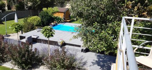 利普托斯基米库拉斯乐亚公寓的后院游泳池的顶部景色