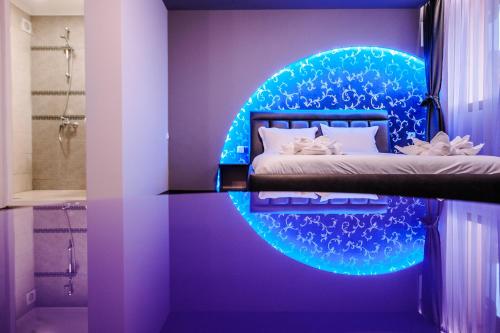 MiladinowziХотел ПИРГУЛЯ的一间卧室配有一张蓝色圆床