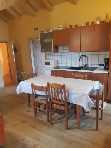 利维尼奥Appartamenti Joseff的厨房配有桌椅和水槽