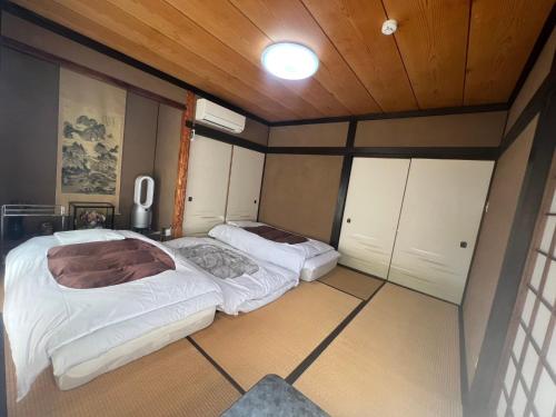 笛吹市Fukurou no Oyado - Vacation STAY 71438v的配有木天花板的客房设有两张床。