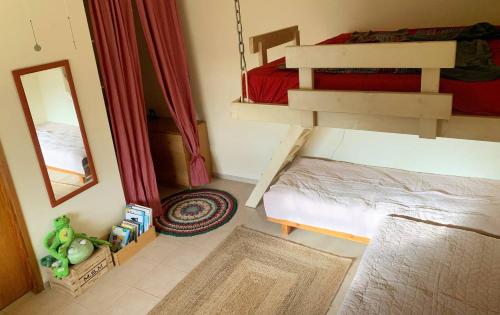 达夫纳O&B Hospitality - אירוח אלף בית的一间小房间,配有双层床和镜子