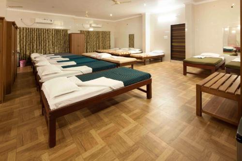 纳西克GP Hotels and Resorts的铺有木地板的客房内的一排床垫