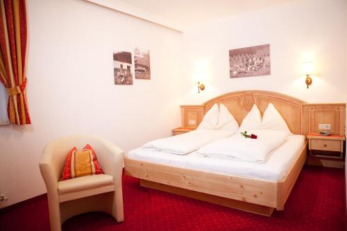 弗拉绍Appartement-Gästehaus Ursula的一间卧室配有一张床和一把椅子
