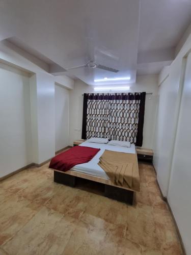 纳西克Sai Anand的卧室配有一张床