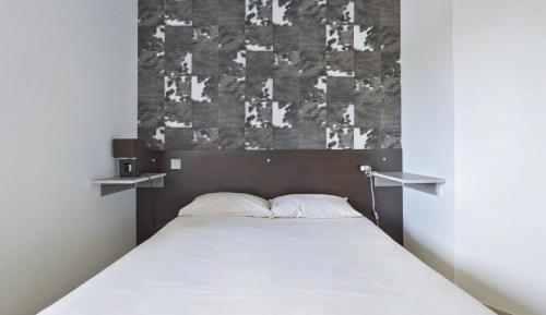 Plouarzel多梅因科租阿特旅馆的一张带两个枕头的床