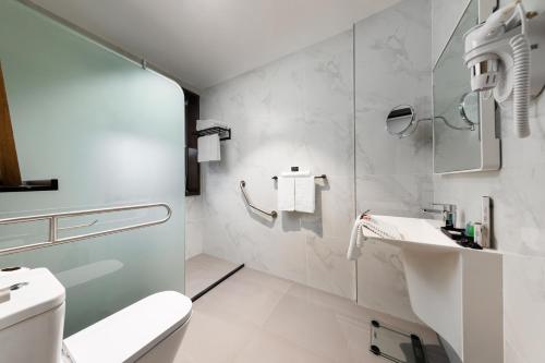 吉达Marlo Hotel的白色的浴室设有卫生间和水槽。