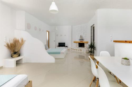 Néa SílataNewly Built All Season Resort的白色的客厅配有白色家具和壁炉