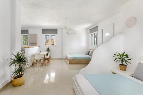 Néa SílataNewly Built All Season Resort的白色的客厅配有沙发和桌子