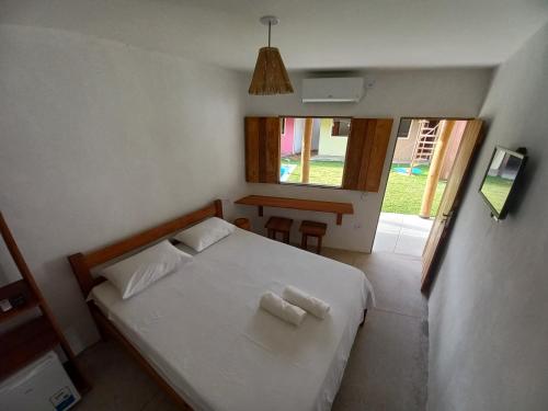 佩德拉斯港Pousada Ventos e Velas的一间卧室配有一张床,上面有两条毛巾