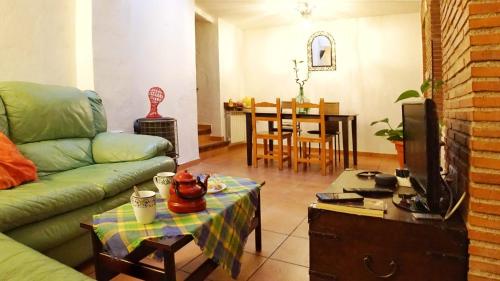 格拉纳达Entre Dos Aguas的客厅配有沙发和桌子