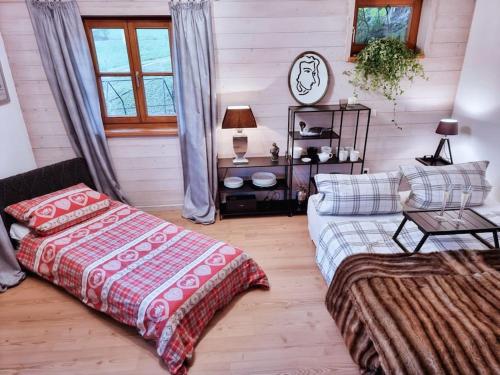 萨默贝格Fritzis Alpenidyll „Sommertraum & Winterromantik”的客厅配有床和沙发