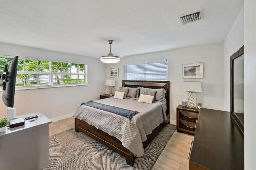 劳德代尔堡Bahama Breeze的一间卧室配有一张床和一台平面电视