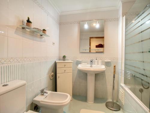 珀彻斯O Cantinho do Algarve的白色的浴室设有卫生间和水槽。