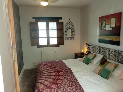 希梅纳德拉夫龙特拉Unique Village House的一间卧室设有一张大床和一个窗户。