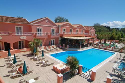斯达林Joy Hotel的度假村游泳池的图片