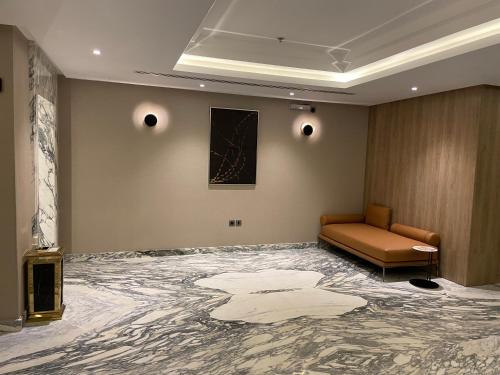 阿可贺巴BN Residence的一间配有沙发和大理石地板的等候室