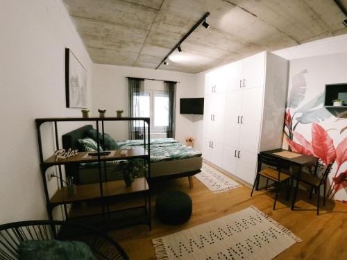 诺维萨德meebo apartments的带一张床的房间和一个带书桌的房间