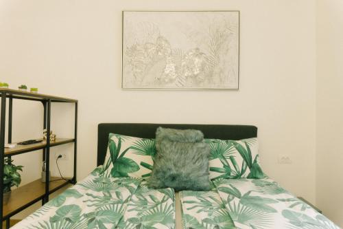 诺维萨德meebo apartments的一间卧室配有一张带枕头的床
